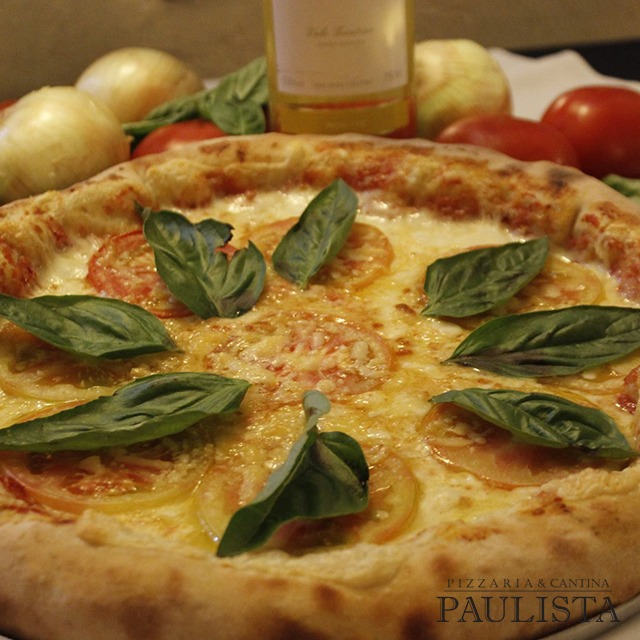 Pizza calabresa saindo do forno